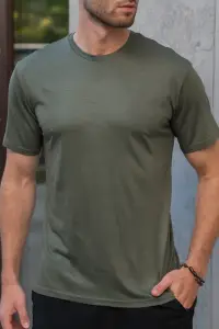 Zbliżenie na dzianinę zielonego t-shirtu merino, widoczna faktura materiału 150 g/m²