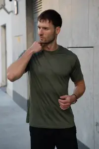 Zielony t-shirt merino, dopasowany fason, widok boczny na modelu