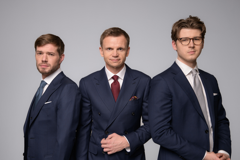 Granatowy garnitur – najlepszy wybór dla Pana Młodego